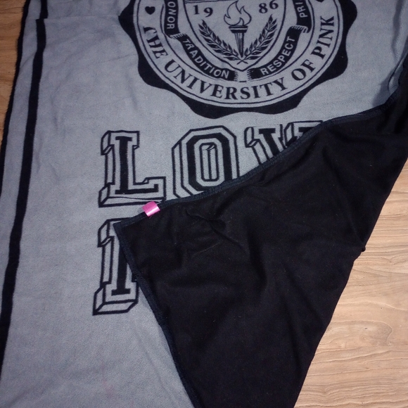 PINK Victoria's Secret Rare Stadium Blanket - Picture 5 of 6